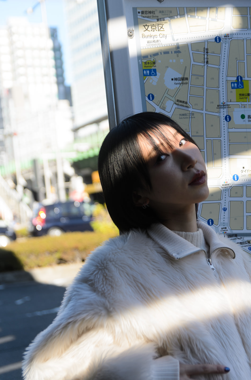 光の縞から覗く百々好さん