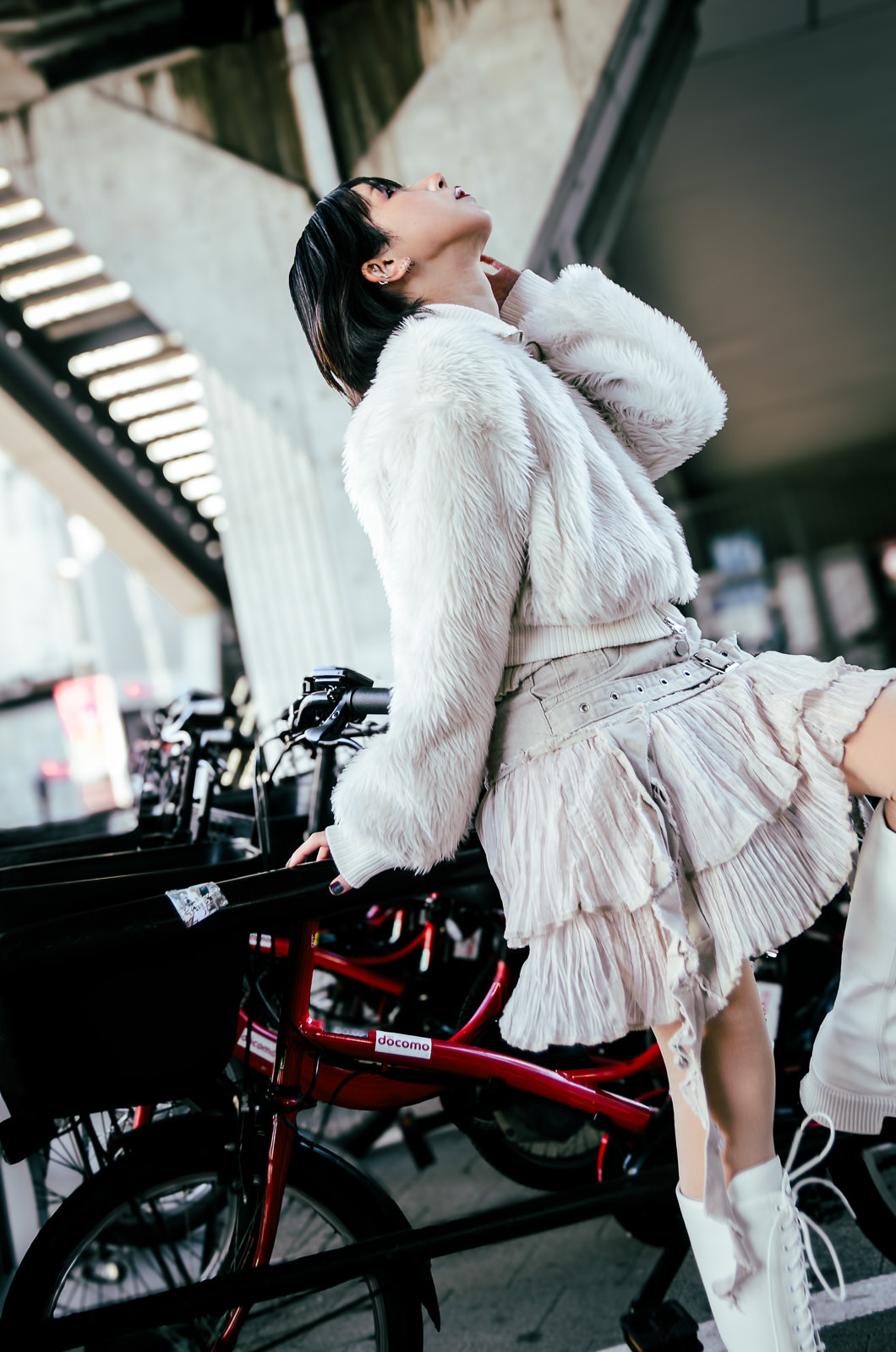 見上げるポーズの百々好さん