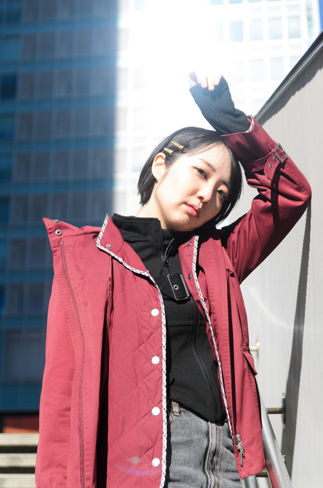 薮内明さん。背景のビルに強く反射した光をあえて入れてみた