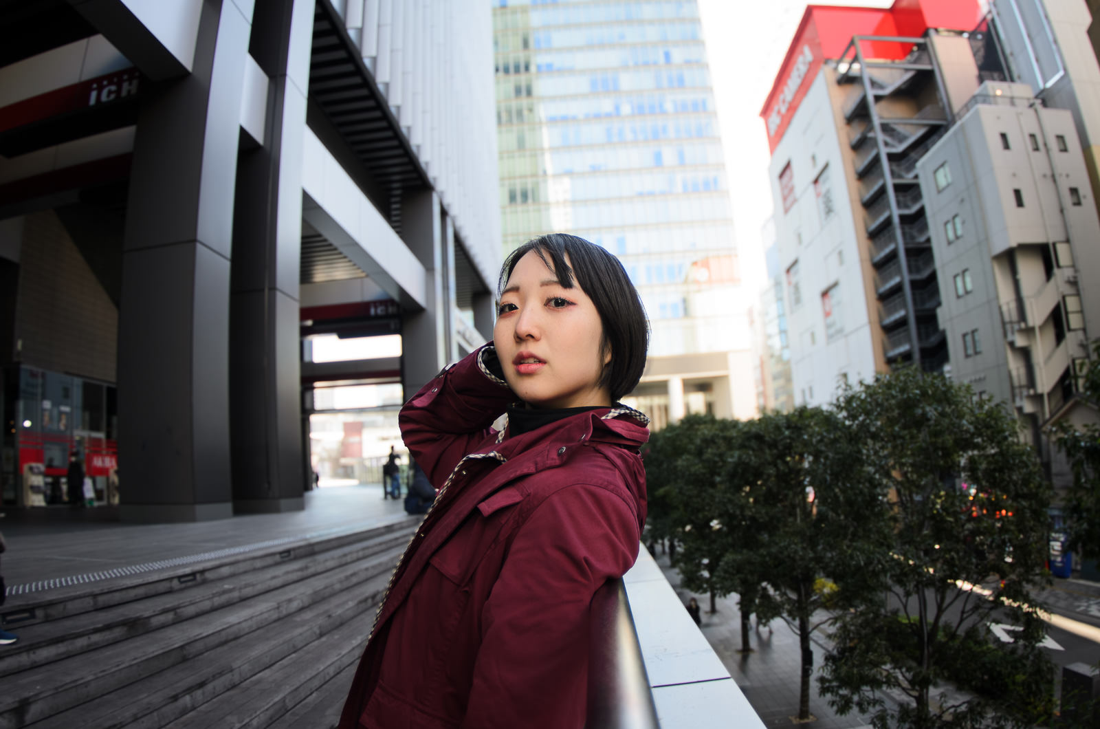 ビルの合間の薮内明さん