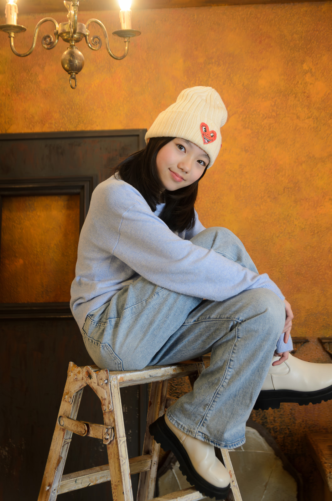 脚立の上に座ったyuzunaちゃん