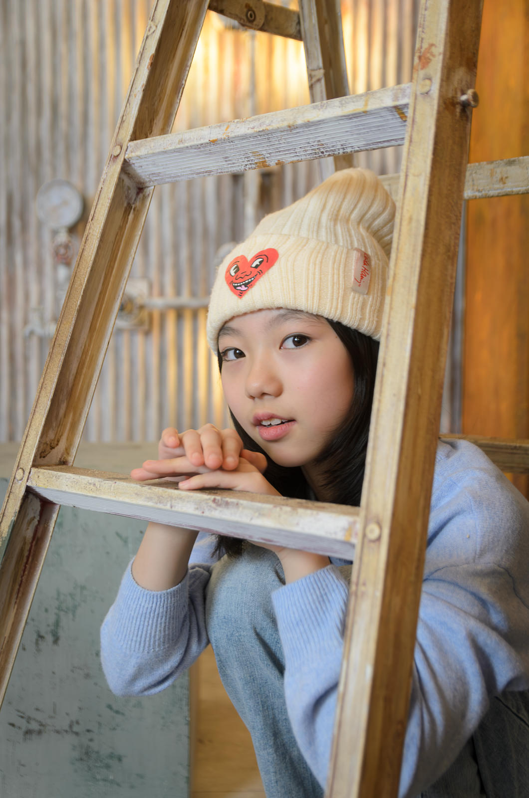 脚立の下のyuzunaちゃん